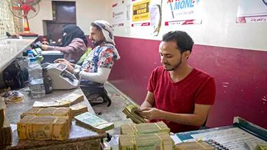 تحويلات مغتربي اليمن: تلاعب يهبط بقيمتها ويؤجج الأزمة المعيشية